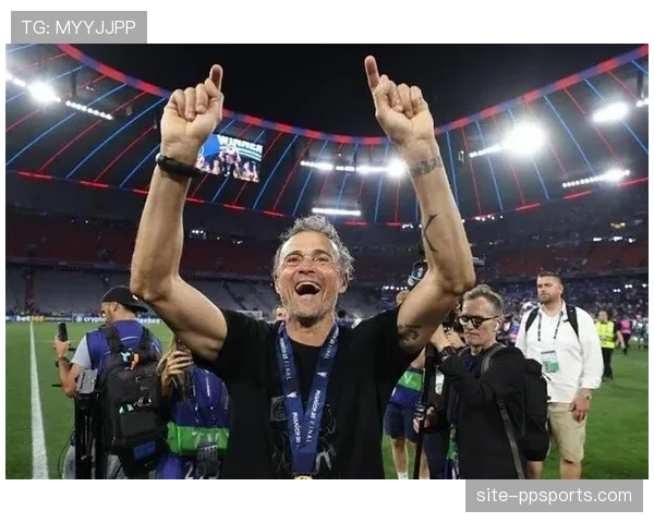 巴黎FC球迷狂欢夜：4-1爆冷击败摩纳哥后的球场庆祝